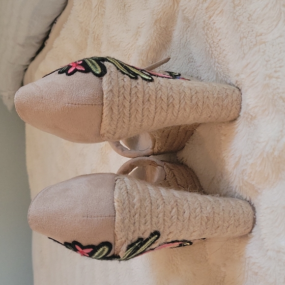 Beige wedge sandal - Picture 3 of 6